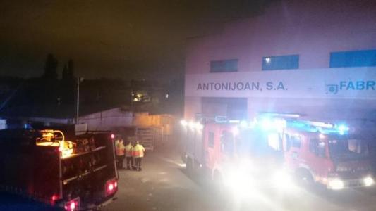 Declarat un incendi a l'empresa d'embotits ripolletenca AntoniJoan S.A. -Imatge 1-