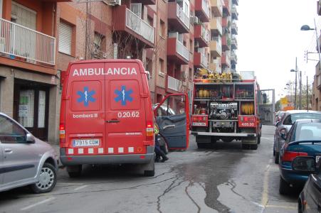 Mor una persona en declarar-se un incendi a un pis del carrer de Maragall -Imatge 1-