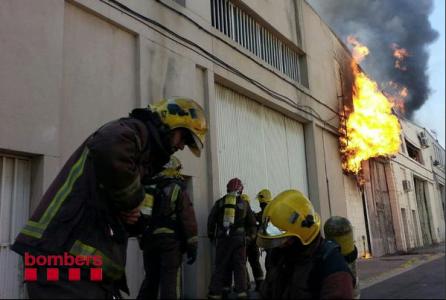Un incendi crema tres naus industrials i provoca una gran fumera -Imatge 1-