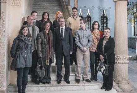 La ripolletenca Joan Raja participa en una trobada amb Artur Mas organitzada per <i>El Periódico</i> -Imatge 1-