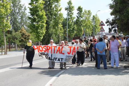 Una seixantena de persones reclamen l'inici de la construcció de l'Hospital Ernest Lluch -Imatge 1-