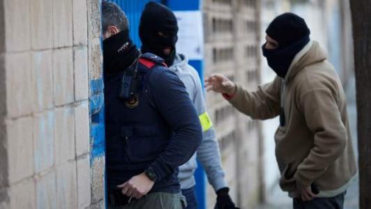 Mossos fan un registre a una nau de Ripollet en el marc d'una macrooperació antidroga -Imatge 1-
