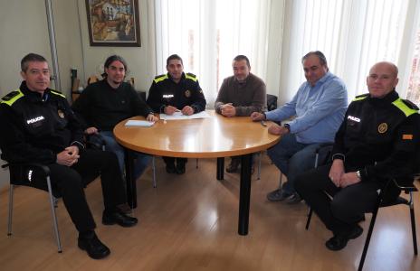 La policia de proximitat es presenta a les entitats veïnals i comercials -Imatge 1-