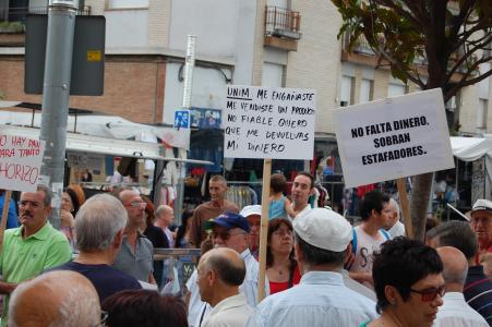 Protesta per les preferents davant les entitats bancàries de Ripollet -Imatge 1-