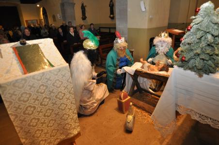 Els Reis Mags adoren el nen Jesús a la parròquia -Imatge 1-