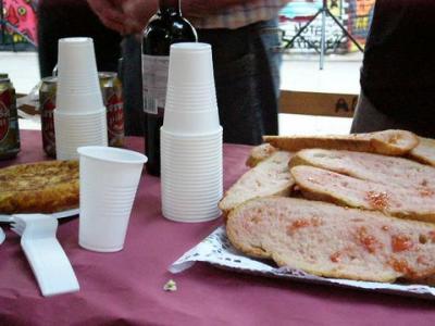 Els veïns i veïnes del parc de Rizal celebren un sopar -Imatge 1-
