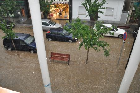 Un forta tempesta causa diversos danys a Ripollet -Imatge 1-