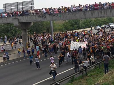 Milers de veïns de Ripollet i Cerdanyola units en el tall de la C58 a la Vaga General 3-O -Imatge 1-