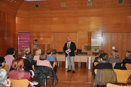 Una vintena de persones assisteix a la xerrada sobre superació personal al Centre Cultural -Imatge 1-