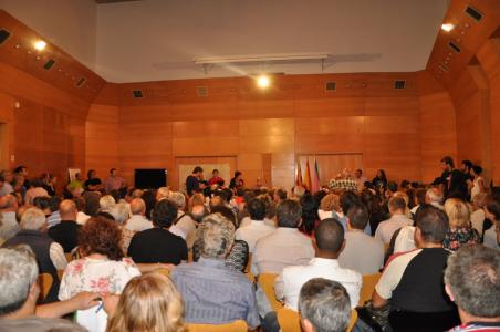 El Centre Cultural es queda petit per acollir la xerrada d'Arcadi Oliveres -Imatge 1-