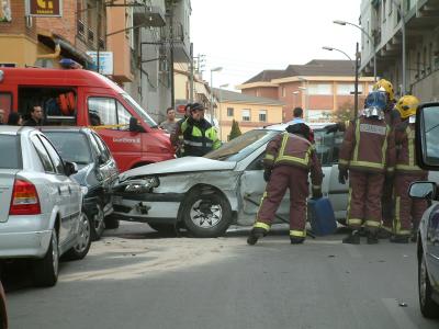 Un accident de trànsit bloqueja el carrer de Pau Casals -Imatge 1-