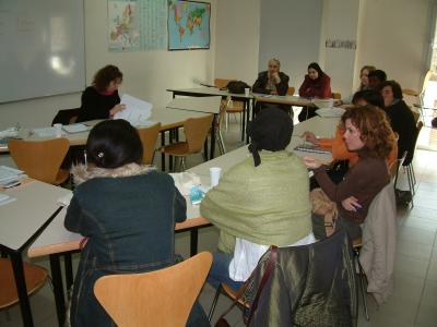 Una quinzena de dones segueixen el curs de mediadores culturals -Imatge 1-