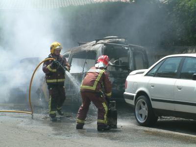 S'incendia un cotxe al carrer dels Afores i explota una bombona de gas que portava dins -Imatge 1-