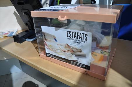 El grup d'afectats per les participacions preferents treballen per a informar al màxim d'afectats -Imatge 1-