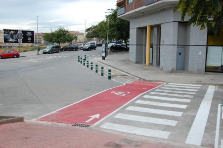 En marxa els treballs de repintat dels carrils bici  -Imatge 1-