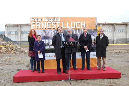 Els alcaldes visiten l'enderroc dels terrenys del futur hospital -Imatge 1-