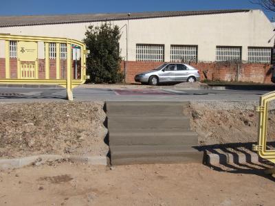 La Brigada instal·la una escala al vial del Ripoll per millorar l'accés -Imatge 1-