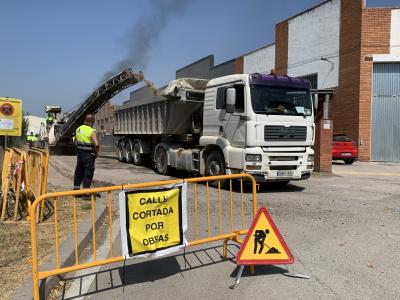 Iniciats els treballs de reasfaltat de carrers, passos elevats i aparcaments al parc Norbert Fusté -Imatge 1-