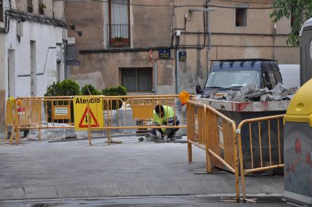 Es repara el paviment de la  plaça Clos  -Imatge 1-
