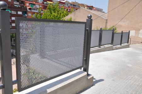 Acaba la substitució de la barana del carrer del Padró -Imatge 1-