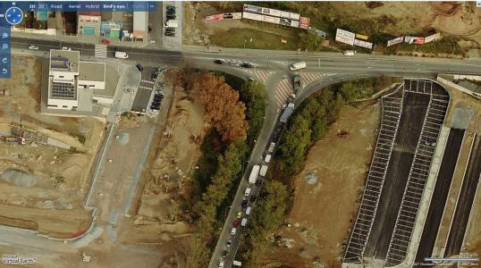 Preocupació municipal per la manca de manteniment de l'asfaltat del pont sobre el riu Ripoll -Imatge 1-