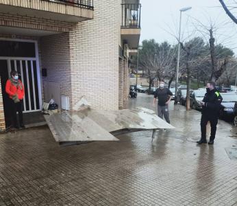 El vent causa nombrosos desperfectes a Ripollet -Imatge 1-