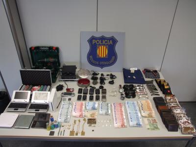 Els Mossos d'Esquadra detenen el propietari d'un bar per venda de drogues i objectes robats -Imatge 1-