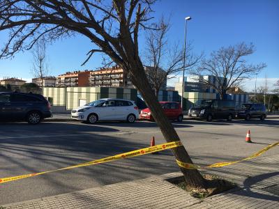 El fort vent causa de matinada diversos desperfectes a la via pública -Imatge 1-