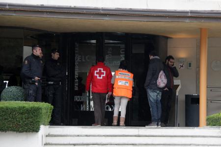 Professionals dels Serveis Socials de Ripollet amb els familiars de les víctimes de Germanwings -Imatge 1-
