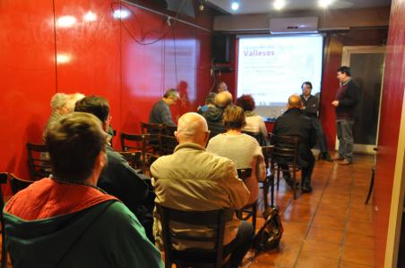 La xerrada sobre la unió dels dos vallesos aplega una trentena de persones al Local -Imatge 1-