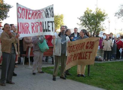 Un grup de veïns es manifesta davant l'Ajuntament per a demanar el soterrament de la C-58 -Imatge 1-