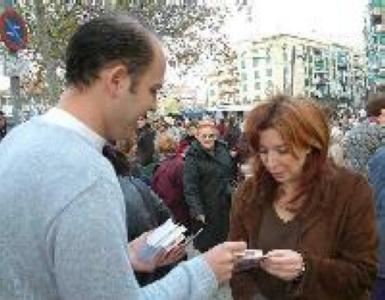 El Casal de Joves reparteix preservatius al mercat ambulant -Imatge 1-