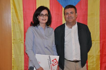 Alfons López Tena empara Iolanda Bethencourt en el darrer acte electoral de SI -Imatge 1-
