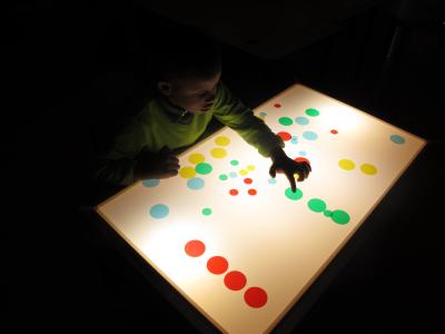 La llum i les seves possibilitats, tema del nou taller d'Art en Família del Centre Cultural -Imatge 1-
