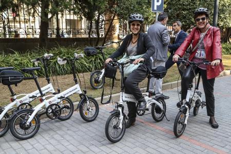La Diputaci de Barcelona cedeix a l'Ajuntament de Ripollet dues bicicletes elctriques -Imatge 1-