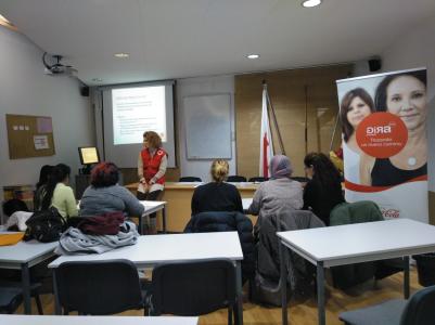 La Creu Roja busca voluntaris per participar en el programa d'ocupaci 'Gira Mujeres' -Imatge 1-