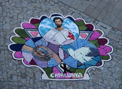 Ripollet participa en l'elaboració de catifes de flors sobre el Camí de Sant Jaume -Imatge 1-