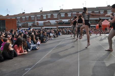 El Dia de la Dansa aplega centenars de ripolletencs per gaudir d'exhibicions de ball al carrer -Imatge 1-
