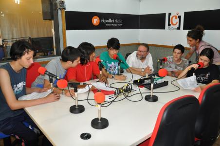 Joves del Kftí fan un taller de ràdio -Imatge 1-