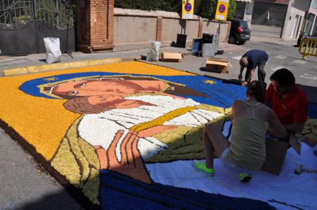 Les catifes de flors tornen a omplir els carrers del nucli antic diumenge per celebrar el Corpus -Imatge 1-