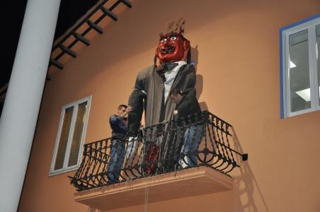 Arriba el Cabraboc al balcó de Ripollet Ràdio i dóna el tret de sortida al Carnaval -Imatge 1-