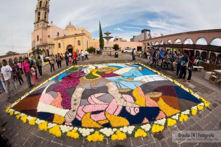 Ripollet està present a Mèxic mitjançant les catifes florals de l'entitat Cultura i Tradició -Imatge 1-