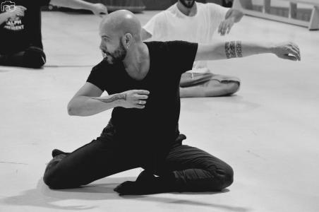 El ballarí i coreògraf cubà Pepe Hevia imparteix un intensiu de dansa contemporània a Ripollet -Imatge 1-