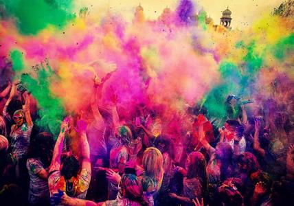 Es posen a la venda els pigments del primer festival Holi diürn a Ripollet -Imatge 1-