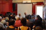 Una cinquantena de persones coneixen de prop a Gil Matamala en una presentació literària a Ripollet -Imatge 2-