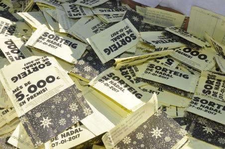 La rifa dels 5 premis de 100 euros en vals de compra clou la campanya de Nadal més compromesa -Imatge 1-