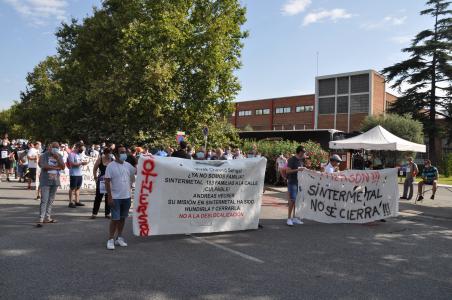 Els treballadors de Sintermetal es manifesten contra el tancament -Imatge 1-
