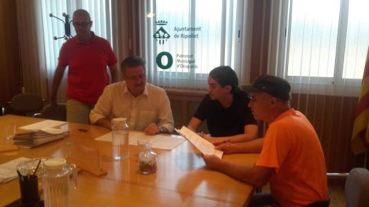 L'Associaci d'Aturats signa un conveni amb l'Ajuntament per realitzar tallers per a aturats -Imatge 1-