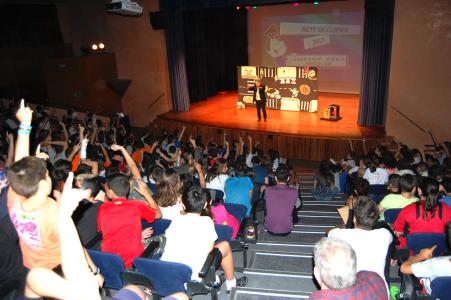 Més de 300 alumnes de 5è de primària s'acomiaden al Teatre Auditori del curs d'educació viària -Imatge 1-