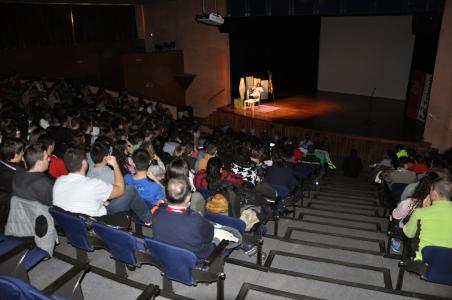 Uns 350 alumnes de secundària omplen el Teatre Auditori en el marc d'una activitat d'educació viària -Imatge 1-